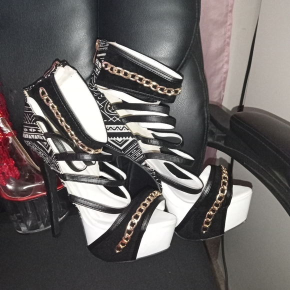 Shoes and purses - Picture 3 of 15